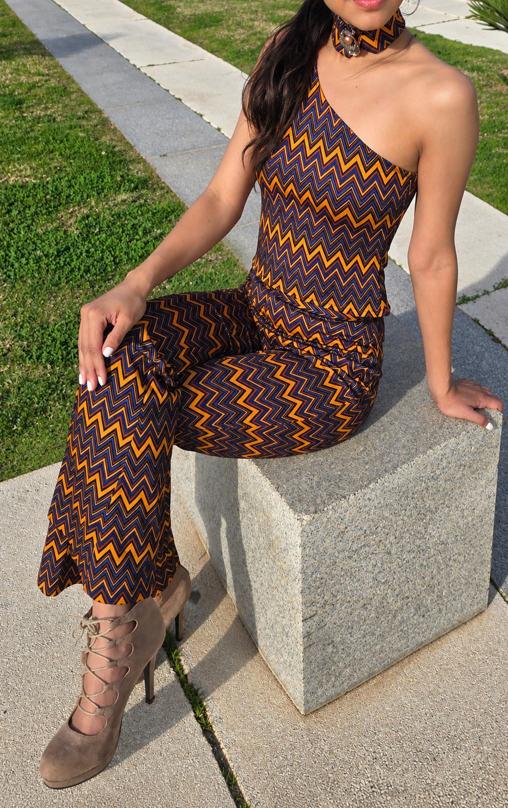 diseno eva tyche conjunto zigzag top asimetrico pantalon acampanado (2)