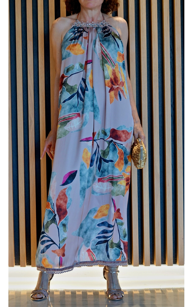 Vestido largo de seda 100% ROSE con estampado floral y pasamanería decorativa en el bajo, diseño EVA TYCHÉ