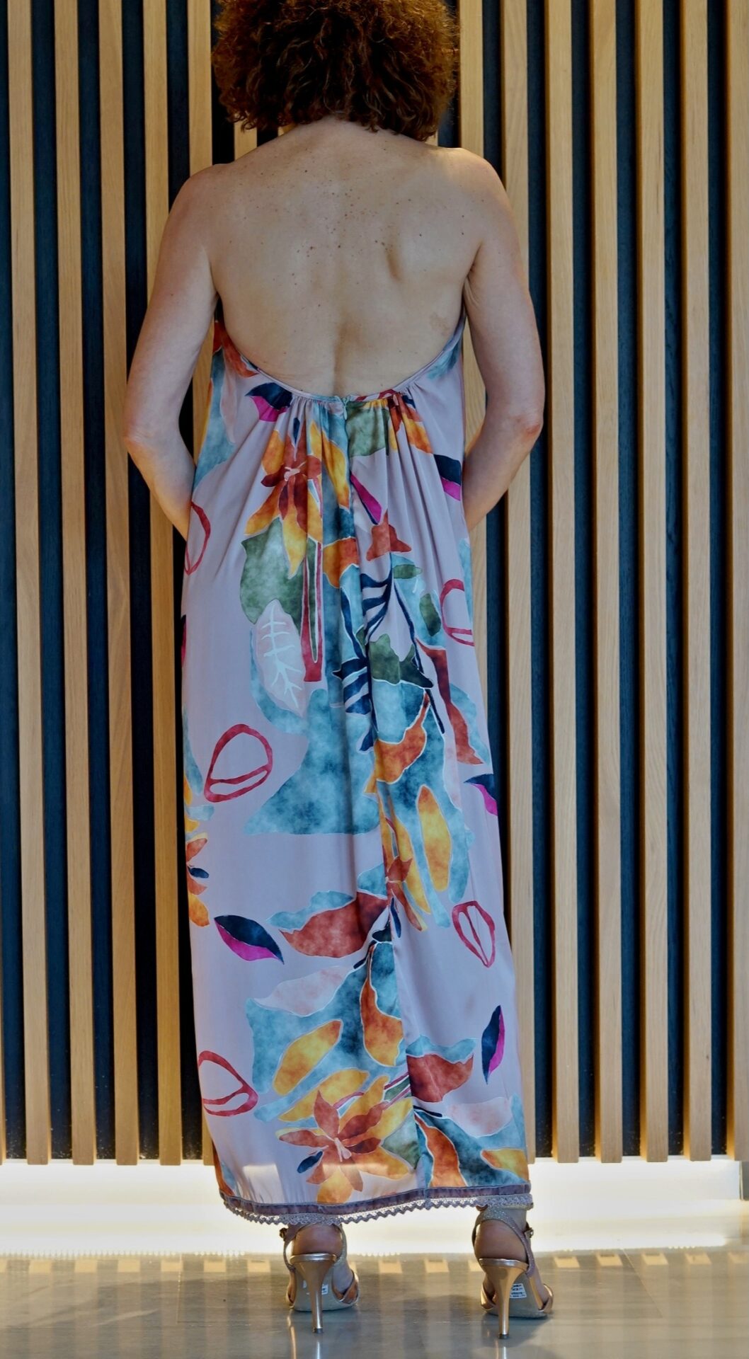 Vestido largo de seda 100% ROSE con estampado floral y pasamanería decorativa en el bajo, diseño EVA TYCHÉ
