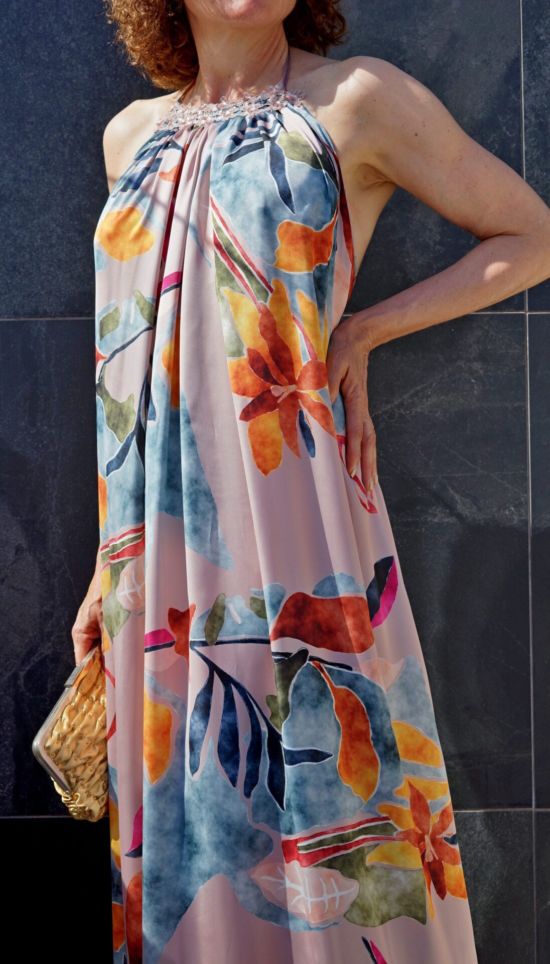 Vestido largo de seda 100% ROSE con estampado floral y pasamanería decorativa en el bajo, diseño EVA TYCHÉ