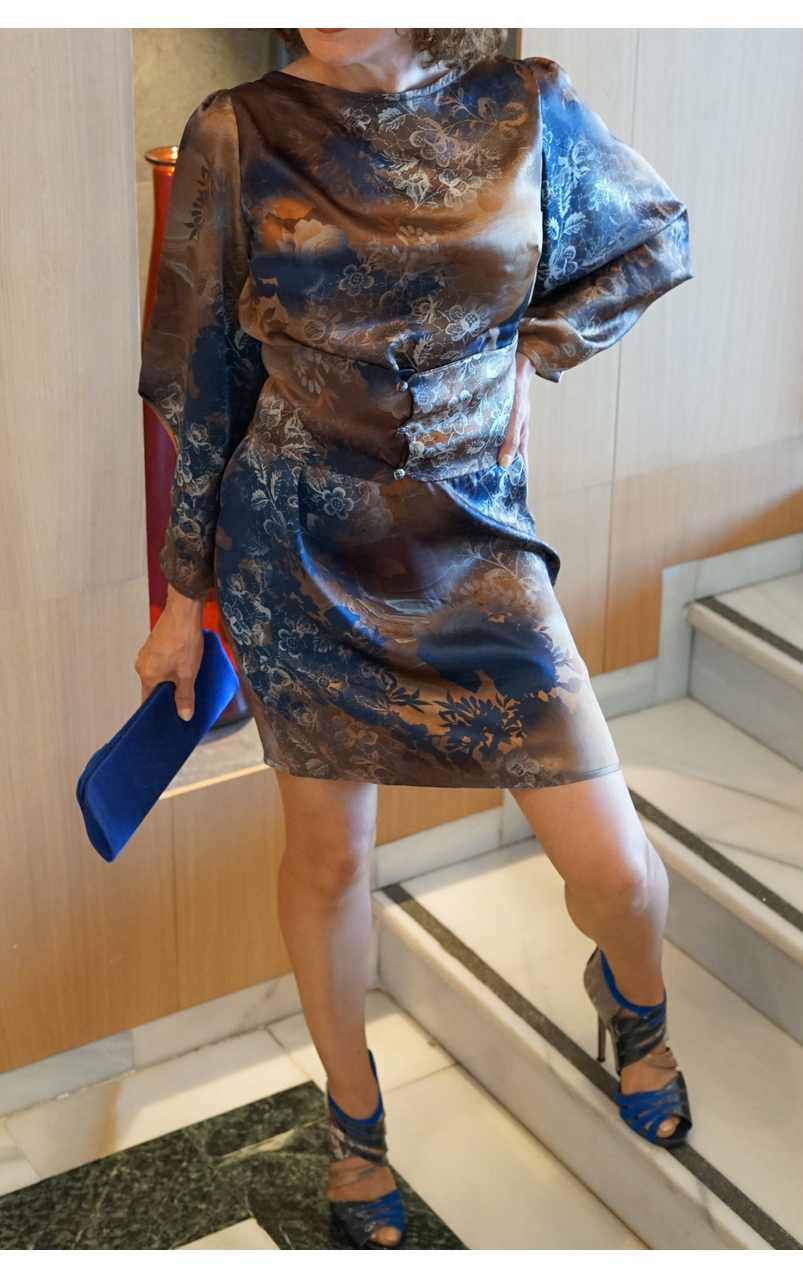 Vestido de seda 100% para mujer SIMONE con estampado floral azul y marrón, fajín ancho a la cintura y manga larga, diseño EVA TYCHÉ